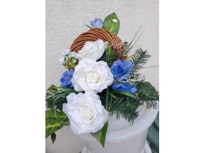 Ikebana náhrobná s vencom, modrá